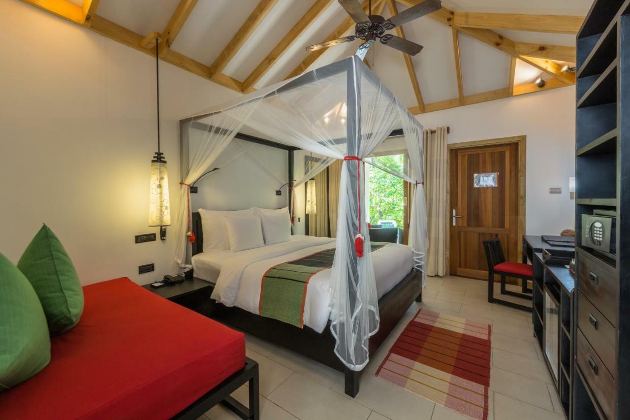 Отель Vilamendhoo Island Resort & Spa